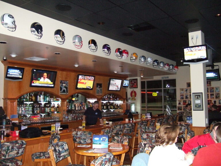 cache_901138223 Restaurant dining room with multi-zone audio and mounted displays